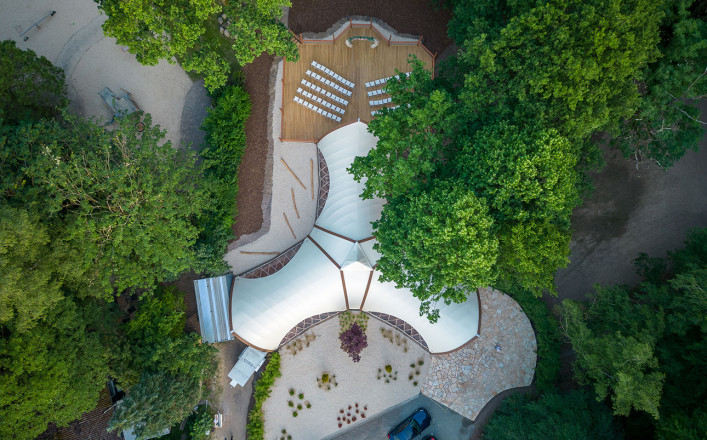 Strohboid-pavillon-zeitreise-restaurant-ansicht-oben-drohne Strohboid-pavillon-zeitreise-restaurant-ansicht-oben-drohne