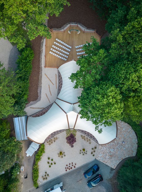 Strohboid-pavillon-zeitreise-restaurant-ansicht-oben-drohne