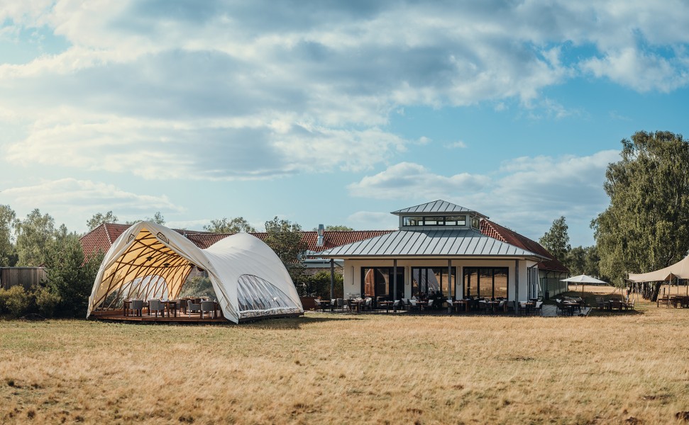 strohboid-pavillon-outdoor-restaurant-hotel-camp-reinsehlen2