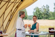 Ganzjährige Outdoor-Bar mit besonderem Flair im Strohboid Pavillon